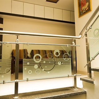 +22 Mẫu cầu thang inox kính cường lực - Thi công cầu thang inox kính giá bao nhiêu?