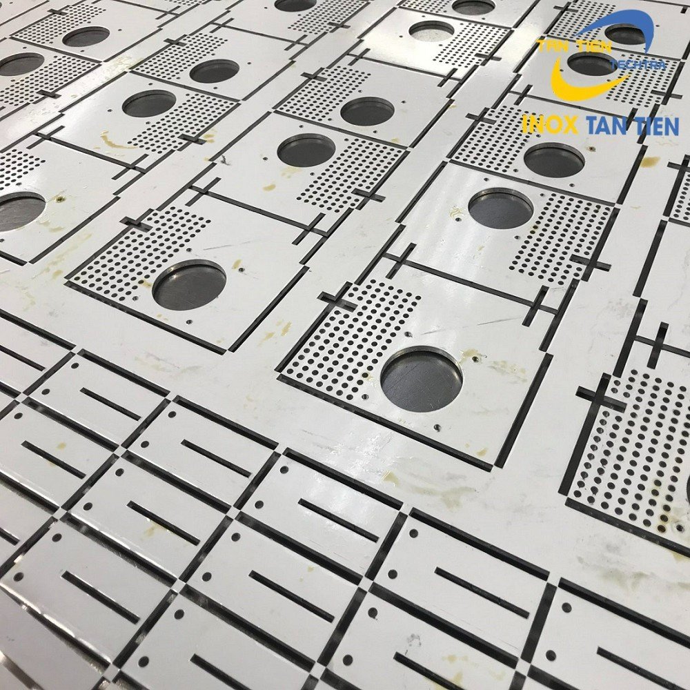 Tấm inox được đột lỗ với nhiều h&igrave;nh dạng kh&aacute;c biệt