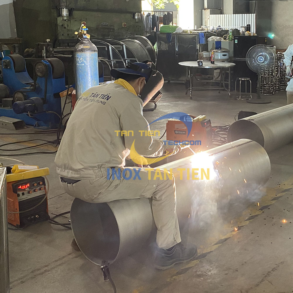 C&ocirc;ng đoạn h&agrave;n gh&eacute;p nối ống xả r&aacute;c inox