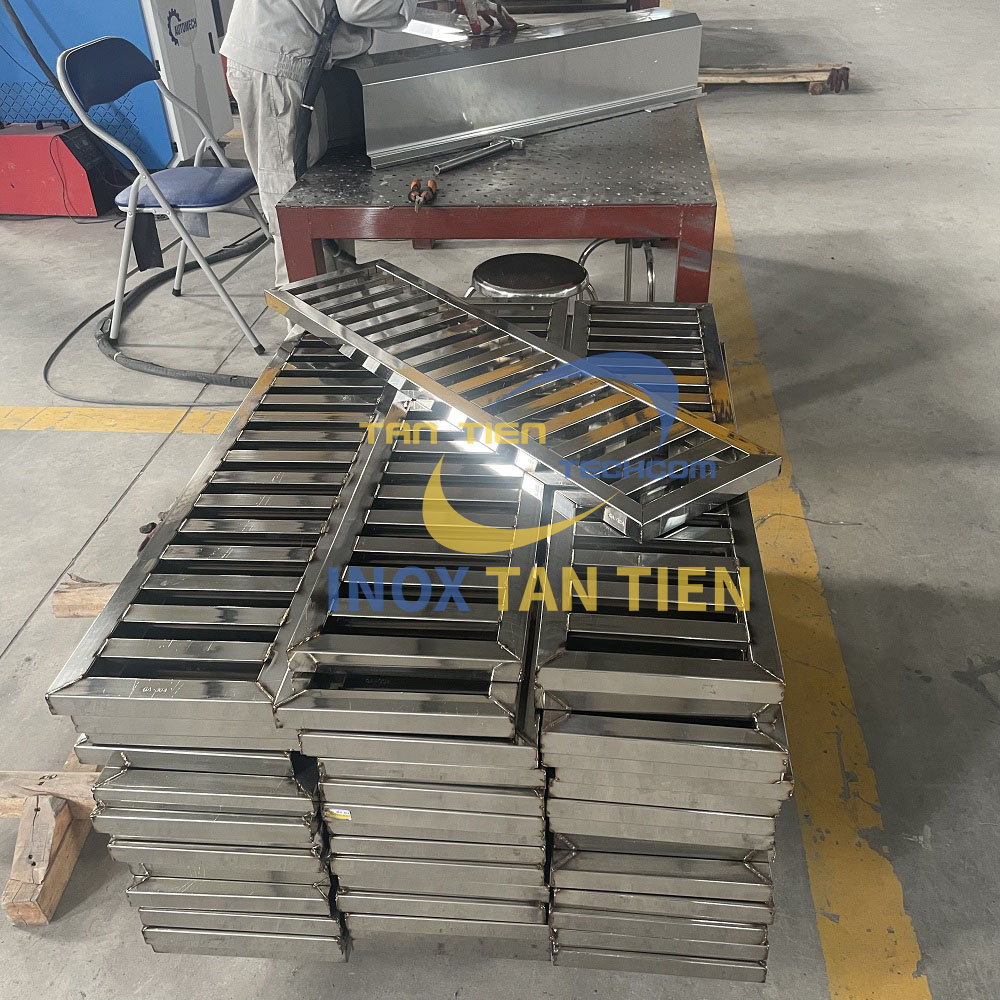 Tấm grating inox c&ocirc;ng nghiệp 304 b&oacute;ng 