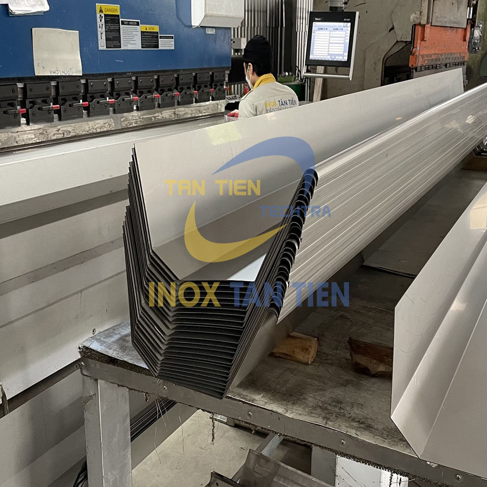 Mẫu m&aacute;ng xối chữ V