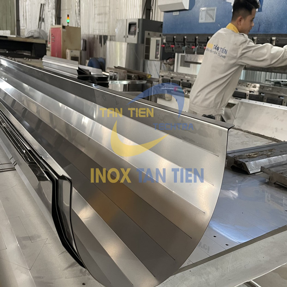 M&aacute;ng xối inox h&igrave;nh b&aacute;n nguyệt 